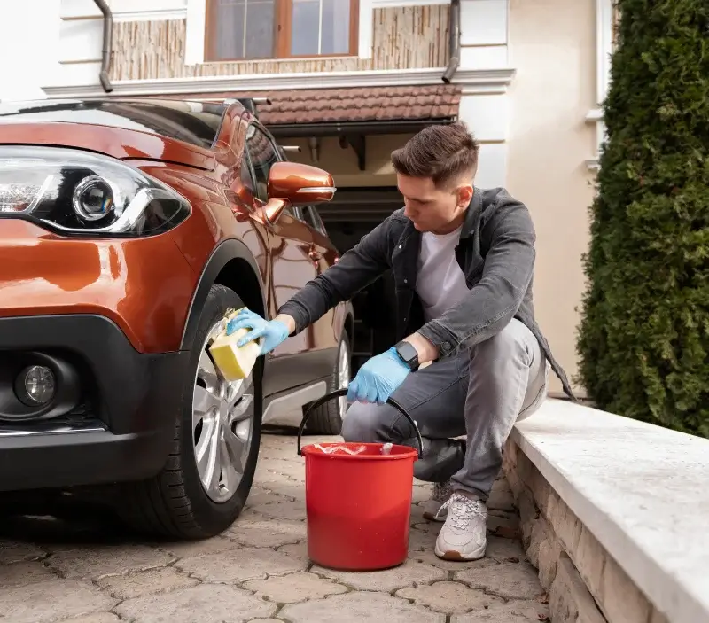 Lavage auto à domicile Feuillade : professionnel intervenant sur un véhicule